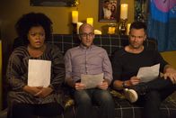 Community – Als Shirley (Yvette Nicole Brown, l.), Dean Pelton (Jim Rash, M.) und Jeff (Joel McHale, r.) erfahren, dass Hickey mit seinem Sohn keinen Kontakt mehr hat und deswegen auch die Geburt seines Enkels verpasst hat, sind sie entschlossen Vater und Sohn wieder zusammen zu bringen - mit der Hilfe von "Dungeons and Dragons" ...