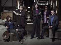 Warehouse 13 – (1. Staffel) - Arbeiten immer mit der momentan mächtigsten Regierung zusammen, um die Sicherheit der mächtigen und teilweise gefährlichen Artefakte garantieren zu können: Claudia Donovan (Allison Scagliotti, l.), Artie Nielsen (Saul Rubinek, 2.v.l.), Myka Bering (Joanne Kelly, M.), Leena (Genelle Williams, 2.v.r.) und Pete Lattimer (Eddie McClintock, r.) ...