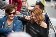 LOL – Schon seit vielen Jahren sind Lola (Miley Cyrus, r.) und Kyle (Douglas Booth, l.) miteinander befreundet. Da verliebt sich Lol in den jungen Musiker und will von ihm endlich zur Frau gemacht werden. Auf einer Klassenfahrt nach Paris soll es passieren ...