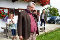 Die Rosenheim-Cops – Kommissar Stadler (Dieter Fischer, M.) kann nicht glauben, dass seine Frau Hilde nicht nur seinen Urlaub, sondern auch seine Vertretung, Kommissar Kilian Kaya (Baran Hêvî, r.) aus Passau, organisiert hat. Offenbar freuen sich Marie (Karin Thaler, l.) und Kilian Kaya mehr für die Stadlers als der Kommissar selbst.