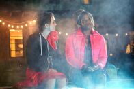 Single Parents – (v.li.): Leighton Meester (Angie D’Amato), Kimrie Lewis (Poppy Banks).