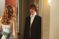 Castle – Alexis (Molly C. Quinn, l.) wird von Owen (Drew Osborne, r.) zum Junior-Senior-Abschlussball abgeholt.