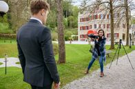 Sturm der Liebe – Carolin (Katrin Anne Heß, r.) hat Mühe, Max (Stefan Hartmann, l.) fotogen in Szene zu setzen.