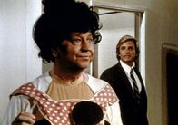 Ein Engel auf Erden – Rhett (Eric Douglas, r.) ist verärgert über seinen Vater Jackie (Donald O'Connor, l.), der sich immer in den Vordergrund spielen muss.