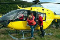 Der Bergdoktor – (v.li.) Hans Sigl (Dr. Martin Gruber), Teresa Weißbach (Cora Rudolf), Ben Lange (Thomas).