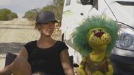 OLI's Wilde Welt - In Afrika – OLI und Davina warten auf die Pannenhilfe.Â
