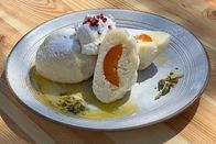 Zu Tisch ... – Zu Tisch Mähren – Tschechische Republik Aprikosenknödel mit Puderzucker und Quark Copyright: SRF/Reiner Bauer