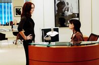 Der Teufel trägt Prada – Als sich Andy (Anne Hathaway, r.) plötzlich vollkommen verändert und an die Glitzerwelt in NYC anpasst, macht sich Mirandas erste Assistentin Emily (Emily Blunt, l.) große Sorgen um ihren Job ...