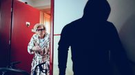 Die Chefin – Auf seiner Flucht stürzt der Eindringling Ingeborg Schusters (Christiane Blumhoff) Rollator über den Haufen. Wird er entkommen?