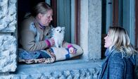 Tatort – v.l. Kommissarin Henni Sieland (Alwara Höfels), Frau Grönert (Hildegard Schroedter)