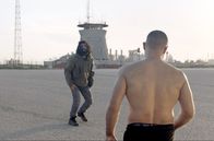 Free Flow – Zakaria (Sâm Mirhosseini, re.) erwischt Keivan (Attila Mirhosseini, li.) beim Handyaufladen hinter seinem Wohnmobil und schickt ihn weg.