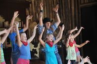 TanzAlarm – Cowboy Tom und die Kids schwingen das Tanzbein.