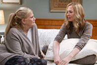Mom – Tammy (Kristen Johnston, l.); Bonnie (Allison Janney, r.)