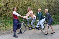 Vier Frauen und ein Todesfall – L-R: Julie (Adele Neuhauser), Sabine (Martina Poel), Maria (Brigitte Kren), Lola (Julia Stinshoff).