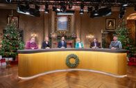Bares für Rares – Die Händler der diesjährigen Weihnachtsausgabe von "Bares für Rares" von links: Walter "Waldi" Lehnertz, Susanne Steiger, Wolfgang Pauritsch, Elke Velten, Fabian Kahl und Daniel Meyer.