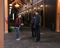 The Rookie – Nolan (Nathan Fillion, r.) und Sergeant Grey (Richard T. Jones, M.) finden den Flüchtigen Daniel Tran (Paul Yen, l.) auf einem Reiterhof. Doch sie sind nicht die Einzigen, die nach Tran suchen. Kurz darauf bekommen die Beamten Gesellschaft.