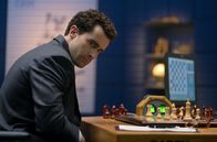 Rematch – Garry Kasparov (Christian Cooke) kommen Zweifel: Steckt ein Mensch hinter dem Supercomputer „Deep Blue“?