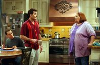Two and a Half Men – Charlie (Charlie Sheen, M.) und Alan (Jon Cryer, l.) bitten Berta (Conchata Ferrell, r.) um Hilfe ...