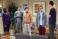 The Big Bang Theory – Sheldon (Jim Parsons, r.) wird an der Universität der sexuellen Belästigung beschuldigt, was dazu führt, dass er Leonard (Johnny Galecki, 2.v.r.), Raj (Kunal Nayyar, 2.v.l.) und Howard (Simin Helberg, M.) bei Mrs. Davis (Regina King, l.) in Schwierigkeiten bringt ...