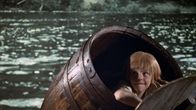 Astrid Lindgren: Pippi Langstrumpf – Pippi (Inger Nilsson) fährt in einem Fass einen reißenden Gebirgsbach hinunter.