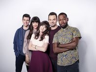 New Girl – (7. Staffel) - Müssen sich eingestehen, dass mit dem Erwachsensein auch einige Verantwortungen einhergehen: (v.l.n.r.) Schmidt (Max Greenfield), Cece (Hannah Simone), Jess (Zooey Deschanel), Nick (Jake Johnson) und Winston (Lamorne Morris) ...