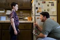 Young Sheldon – Sheldon (Iain Armitage, l.); George (Lance Barber, r.)