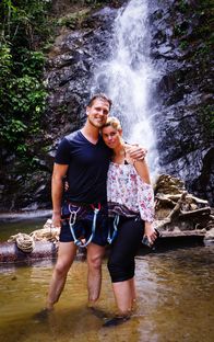 Verrückt nach Meer – Wasserfall auf der Insel Langkawi in Malaysia: Ausflug der Passagiere Scarlett Stegmann und Matthias Moritz zum Wasserfall.