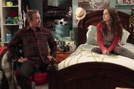 Last Man Standing – Eigentlich findet es Mike (Tim Allen, l.) vollkommen richtig, dass er Eve (Kaitlyn Dever, r.) das Autofahren beibringt. Eigentlich ...