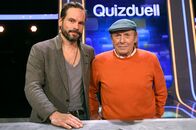 Quizduell - Olymp – Bei Jörg Pilawa treten Prominente zu einem außergewöhnlichen Duell an. Um zu gewinnen, müssen die Stars drei superschlaue „Quizduell"-Profis schlagen. Ein Wissenswettkampf David gegen Goliath - die Stars gegen den „Quizduell-Olymp“. Es geht um Wissen und Nervenstärke, aber auch um die Einschätzung der Gegner und die Bereitschaft zu zocken. Und es geht um viel Geld. Doch Vorsicht! Im packenden Finale am Ende jeder Show heißt es für die siegreichen Kandidaten zunächst: doppelt oder halb. Eine spannende Wissensschlacht für Jung und Alt! Die Kandidaten des Teams "Ermittler": Wanja Mues (l.) und Claus Theo Gärtner (r.) beide Schauspieler.