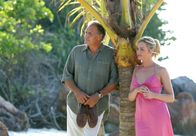 Das Traumhotel – MDR Fernsehen DAS TRAUMHOTEL - STERNE ÜBER THAILAND, "Spielfilm Deutschland/Österreich 2004" Uhr. Hotelmanager Markus Winter (Christian Kohlund) kümmert sich um Ariane Thermölen (Saskia Valencia), die Eheprobleme hat.