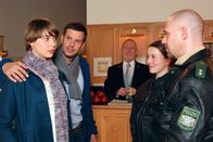 Sturm der Liebe – ARD STURM DER LIEBE FOLGE 1074 Uhr im ERSTEN. Vor Nils (Florian Stadler, 2.v.l.) und Alfons (Sepp Schauer, M.) stellt sich Katja (Eva-Maria May, l.) den Polizisten (Komparsen, r.).