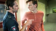 Notruf Hafenkante – Mattes (Matthias Schloo, l.) ist sich sicher, dass Philipp (Rick Okon, r.) Ava ein falsches Alibi gegeben hat und warnt ihn vor den möglichen Folgen.