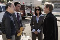 Criminal Minds – (v.l.n.r.) Jason Gideon (Mandy Patinkin); Aaron Hotchner (Thomas Gibson); Emily Prentiss (Paget Brewster); Evan Abby (Tom Schanley)