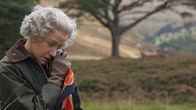 Die Queen – Die Queen (Helen Mirren) sucht ein bisschen Ruhe in der schottischen Natur. Dabei gehen ihr das Schicksal eine kapitalen Hirschbocks sowie die Ereignisse in London sehr nahe - auch, wenn sie das niemals in der Öffentlichkeit zeigen würde.