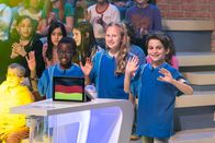 1, 2 oder 3 – Das blaue Rateteam aus Mannheim/Deutschland freut sich über die richtige Antwort auf eine von Eltons kniffligen Frage.