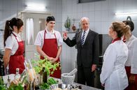 Sturm der Liebe – Greta (Laura Osswald, r. vorne mit Dirk Galuba, M. & Andreas Hagl, 2.v.l.) bekommt überraschend talentierte Verstärkung in der Küche.