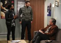 The Great Indoors – The Great Indoors Erwischt! - Mason Blows Up Staffel 1, Episode 11 Scharfe Konkurrenz: Shaun Brown als Mason, Joel McHale als Jack, Stephen Fry als Roland