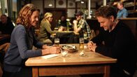 Die Eifelpraxis – Romantisch: Vicky (Jessica Ginkel, li.) hat ein Date mit Leon Ortmann (Janek Rieke).