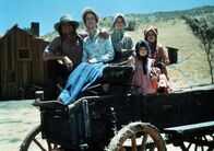 Unsere kleine Farm – (v.l.n.r.) Charles Ingalls (Michael Landon); Caroline Ingalls (Karen Grassle); ); Mary Ingalls (Melissa Sue Anderson); Carrie Ingalls (Lindsay Sidney Greenbush); Laura Ingalls (Melissa Gilbert)