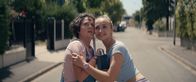 Derby Girl – Marie-Josée (Salomé Diénis Meulien, l.) nimmt die Entschuldigung von Lola Bouvier (Chloé Jouannet, r.) an. Lola hat erneut eine erschreckende Nachricht.