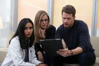 Manifest – (v.l.n.r.) Saanvi Bahl (Parveen Kaur); Michaela Stone (Melissa Roxburgh); Ben Stone (Josh Dallas)