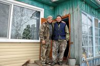 GEO Reportage – Tiger-Schützer Alexander Batalow (li.) mit seinem Freund Wladimir (re.), der einen Tigerangriff überlebt hat