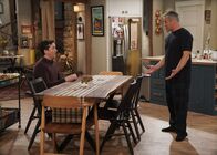 Man with a Plan – Lowell (Matt Cook, l.); Adam Burns (Matt LeBlanc, r.)