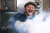 besseresser: Sebastian Lege packt aus – Ist Margarine eine gesunde Alternative zur Butter? Um aus flüssigem Öl ein ansehnliches Streichfett für den Frühstückstisch zu machen, greift Sebastian Lege zum Feuerlöscher.