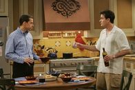 Two and a Half Men – Alan Harper (Jon Cryer, l.): Charlie Harper (Charlie Sheen, r.)
