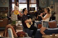 Call Me Kat – (v.l.n.r.) Kat (Mayim Bialik); Max (Cheyenne Jackson); Zoey (Margie Mays)