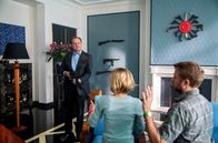 Labaule und Erben – Nach einer Idee von Harald Schmidt Was in aller Welt hat Wolfram (Uwe Ochsenknecht) mit dem Gewehr vor? Constanze (Lena Dörrie, Mi.) und Bernd (Nils Dörgeloh, re.) fühlen sich erwischt und fürchten das Schlimmste.
