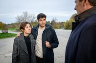 Sturm der Liebe – Eleni (Dorothée Neff, l.) hält Christoph (Dieter Bach, r.) auf Distanz, als sie ihm mit Leander (Marcel Zuschlag, M.) über den Weg läuft.