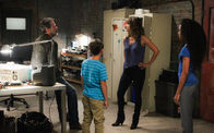 Extant – Während JD (Jeffrey Dean Morgan, l.), Ethan (Pierce Gagnon, 2.v.l.), Molly (Halle Berry, 2.v.r.) und Terra (Genneya Walton, r.) nach einem möglichst friedvollen Ausweg suchen, wird in der Global Space Zentrale nach einem Maulwurf gesucht ...