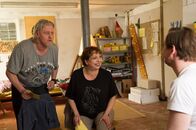 SOKO Stuttgart – Die Beziehung zwischen Hans (Arved Birnbaum, l.) und Helga Pauli (Manon Straché, M.) ist alles andere als einfach. Bertram Fuchs (Till Wonka, r.) versucht, ihnen mit der Gruppe zu helfen.